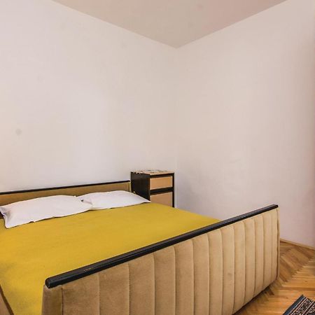 4 Bedroom Awesome Apartment In Starigrad ภายนอก รูปภาพ