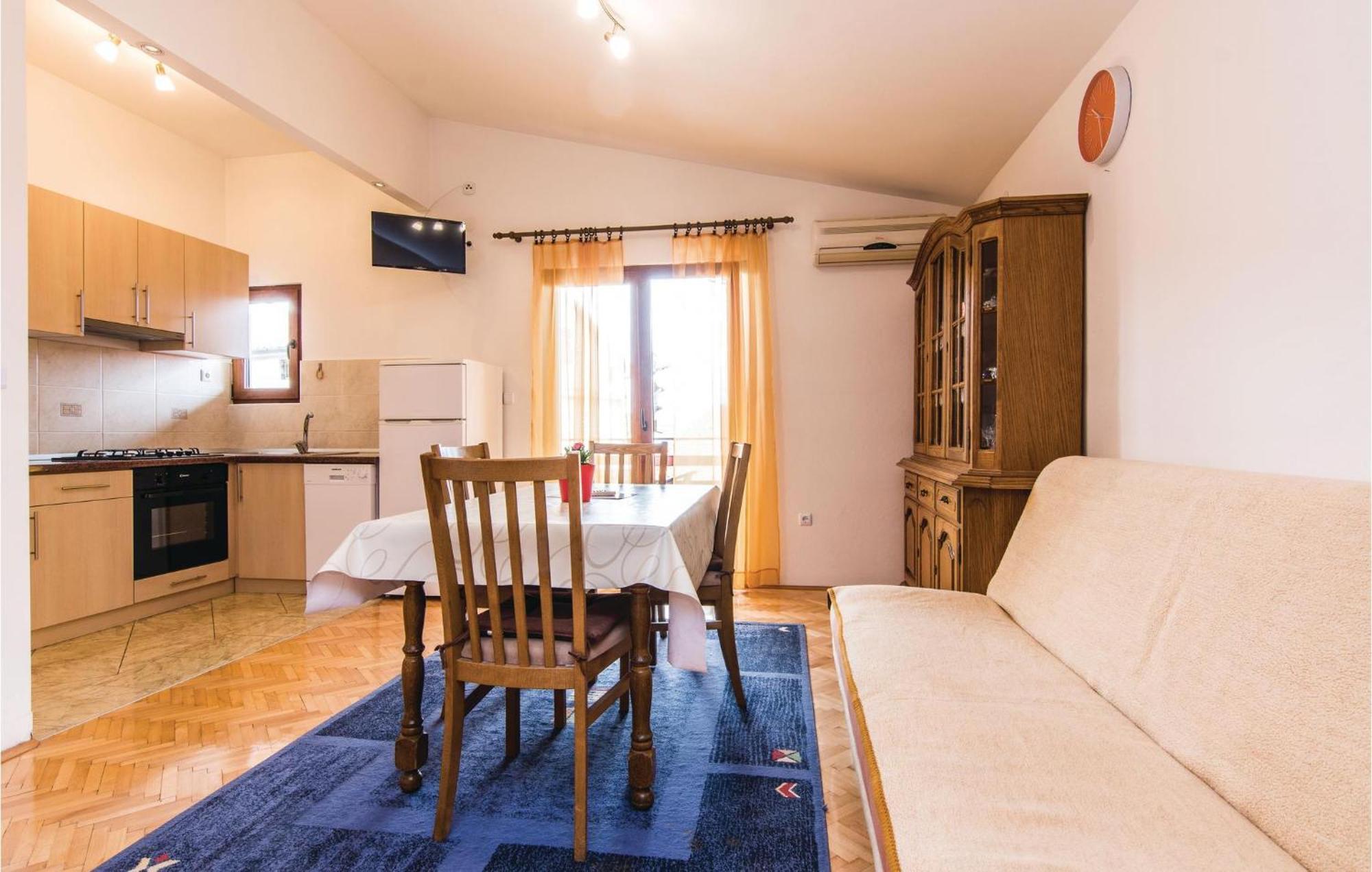 4 Bedroom Awesome Apartment In Starigrad ภายนอก รูปภาพ