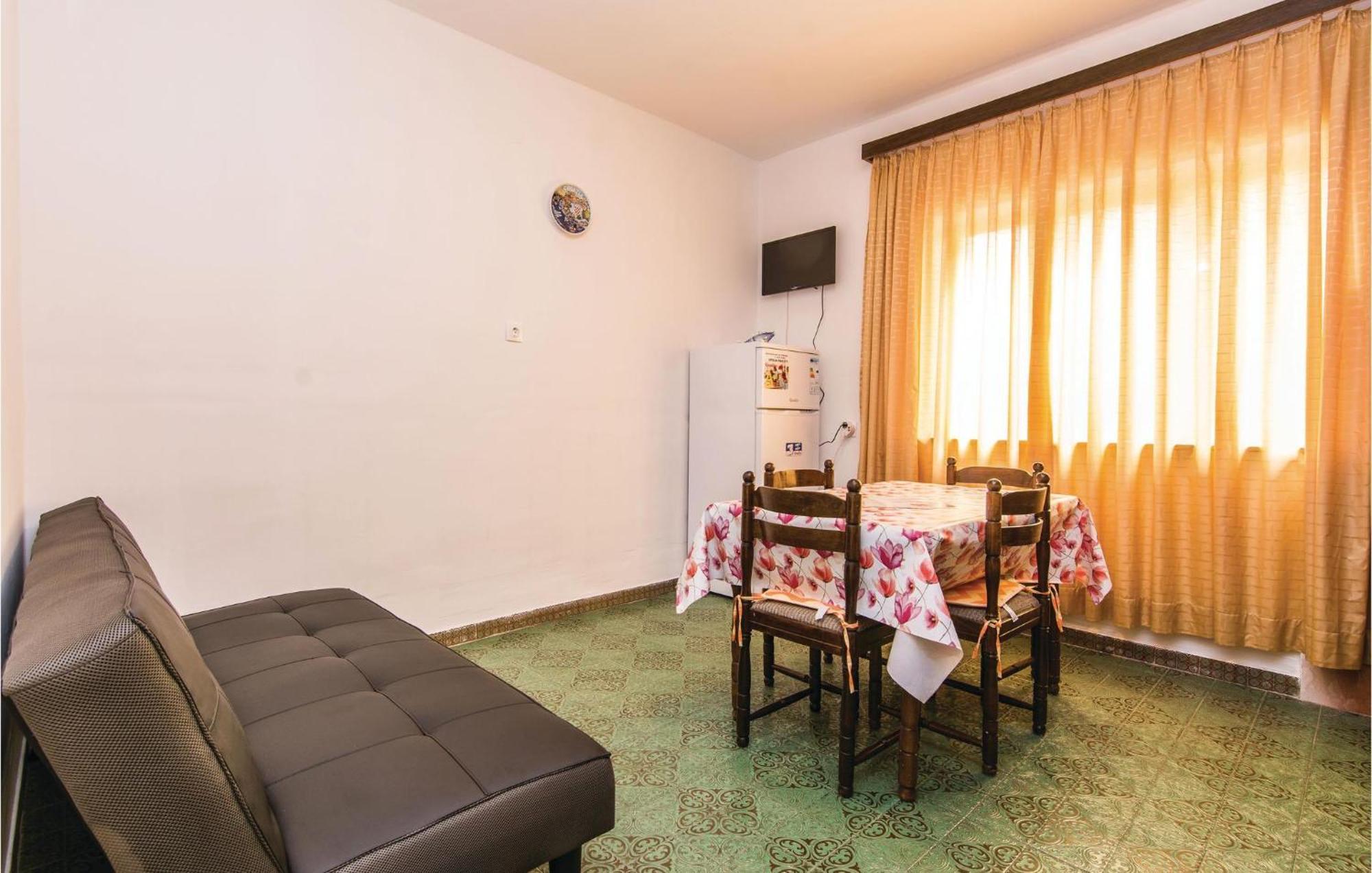 4 Bedroom Awesome Apartment In Starigrad ภายนอก รูปภาพ