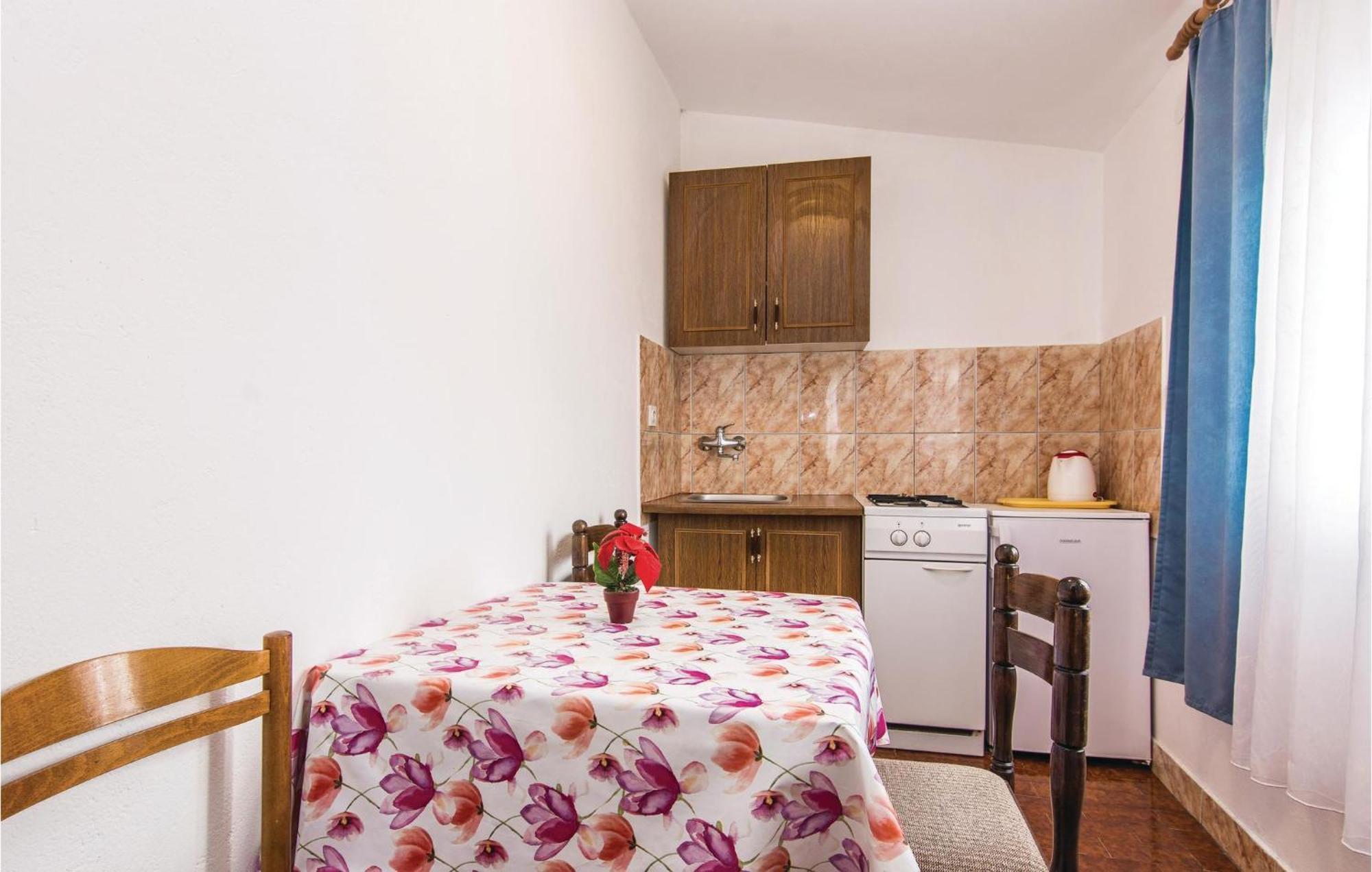 4 Bedroom Awesome Apartment In Starigrad ภายนอก รูปภาพ