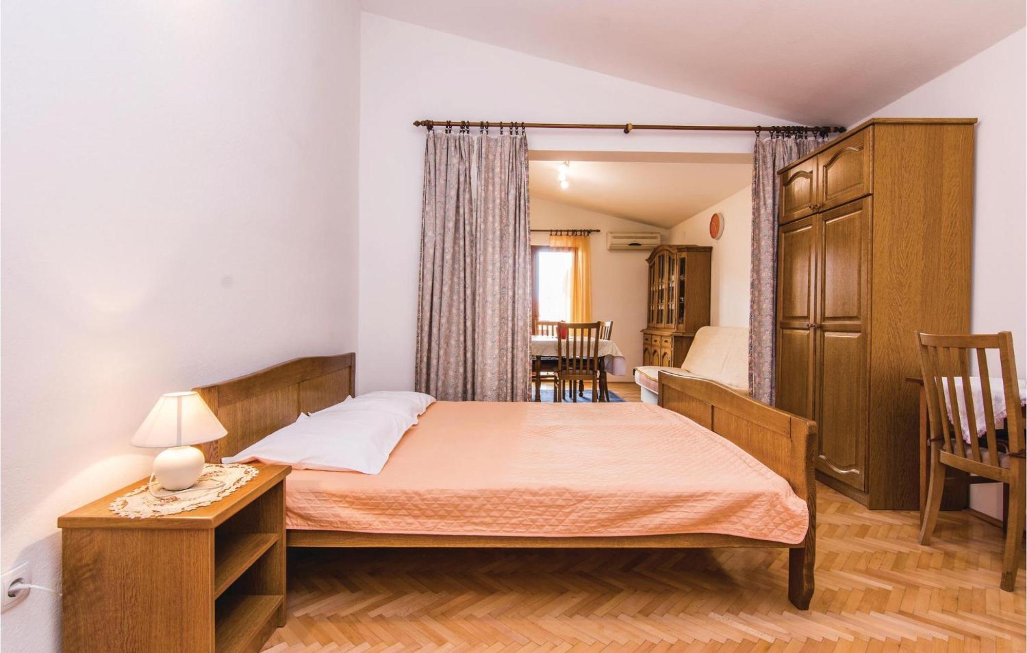 4 Bedroom Awesome Apartment In Starigrad ภายนอก รูปภาพ