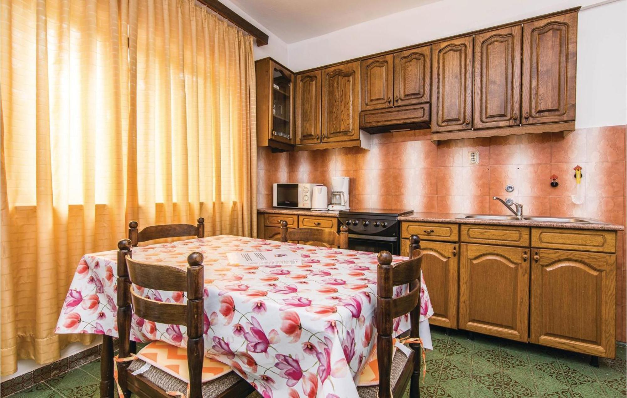 4 Bedroom Awesome Apartment In Starigrad ภายนอก รูปภาพ