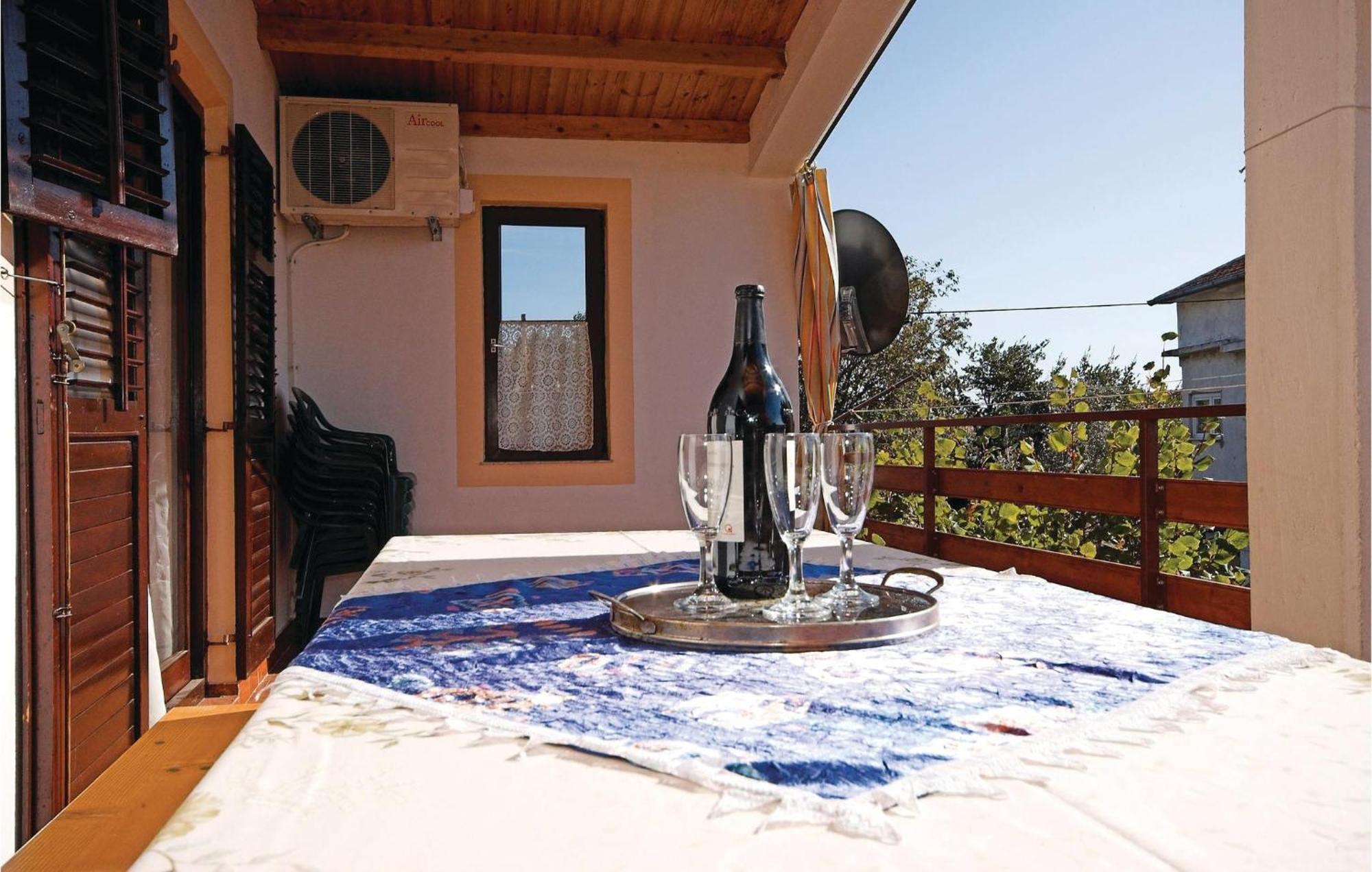 4 Bedroom Awesome Apartment In Starigrad ภายนอก รูปภาพ