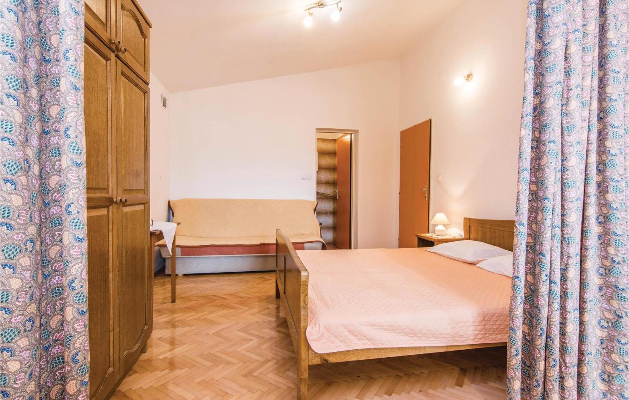 4 Bedroom Awesome Apartment In Starigrad ภายนอก รูปภาพ