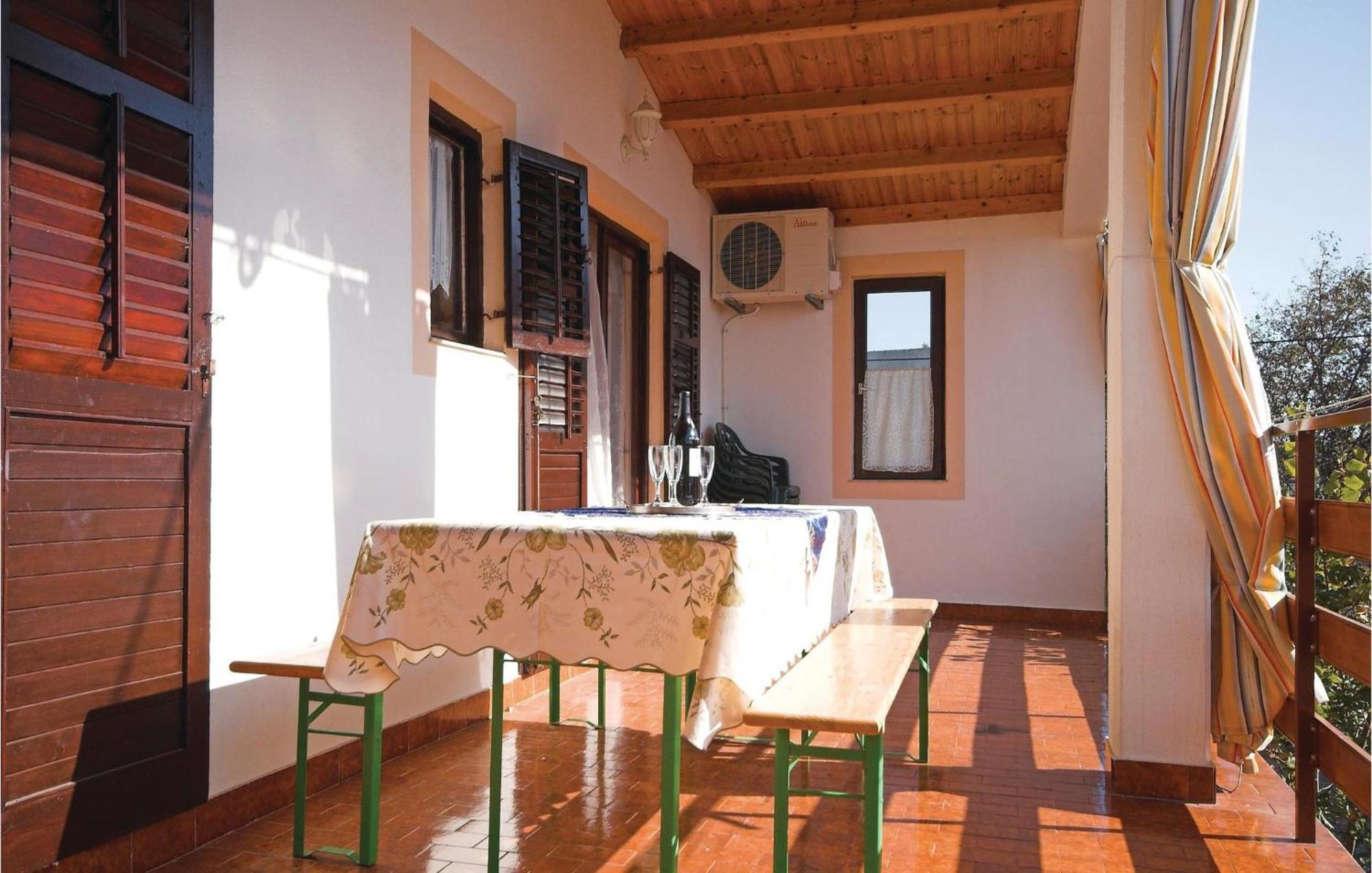 4 Bedroom Awesome Apartment In Starigrad ภายนอก รูปภาพ