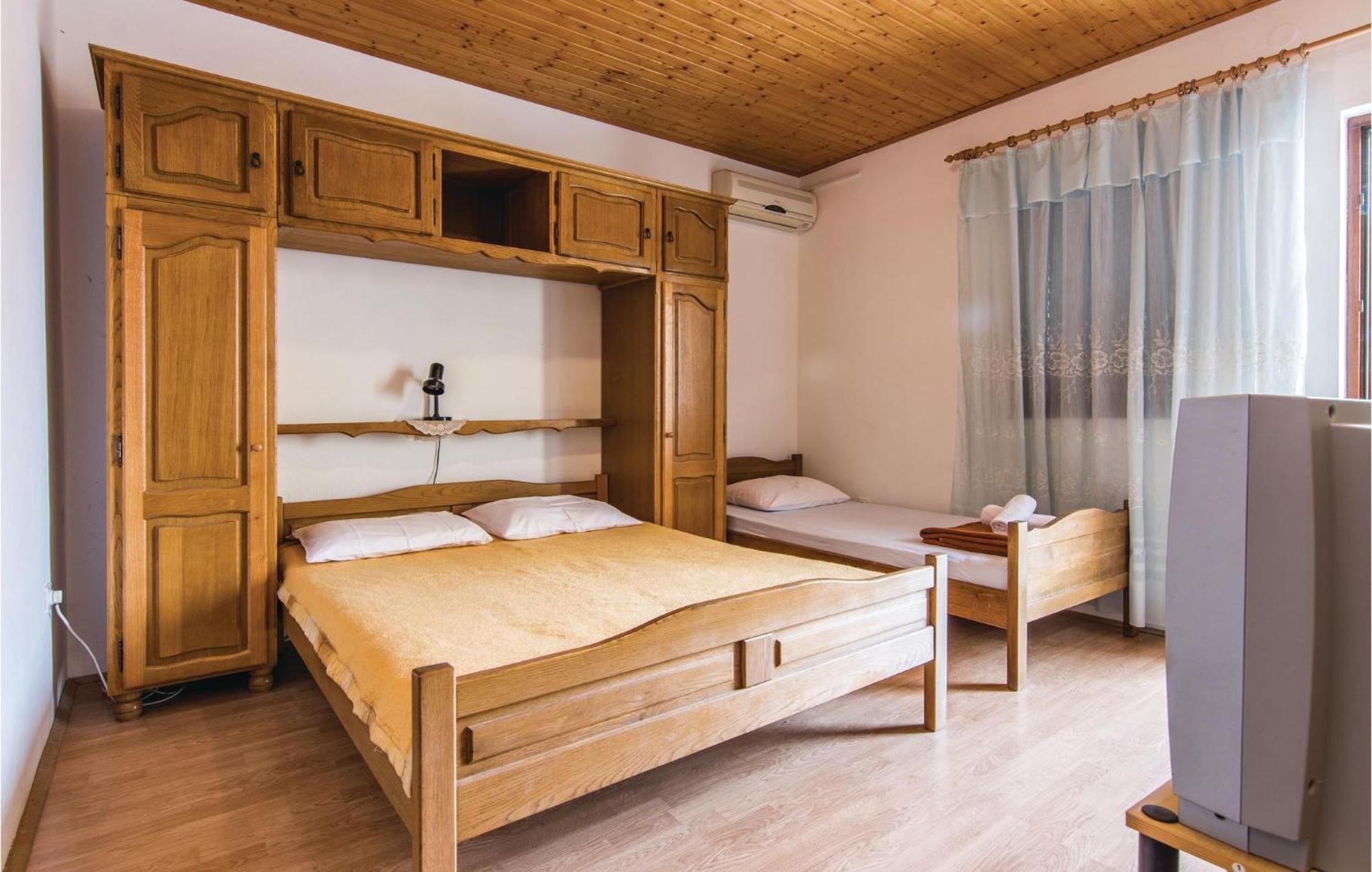 4 Bedroom Awesome Apartment In Starigrad ภายนอก รูปภาพ